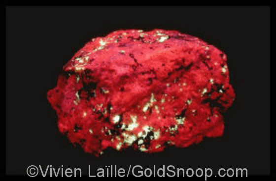 Comment utiliser la fluorescence sous lumière UV pour identifier des roches aurifères?