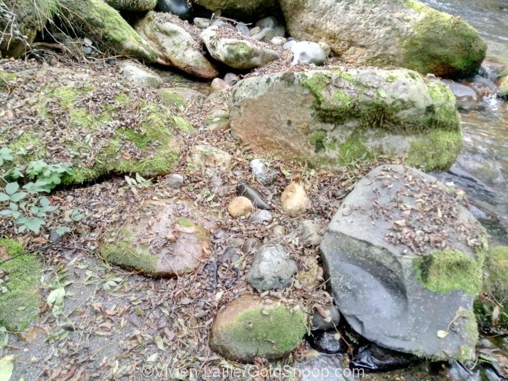 Ariège: des belles paillettes  d’or sous des gros rochers