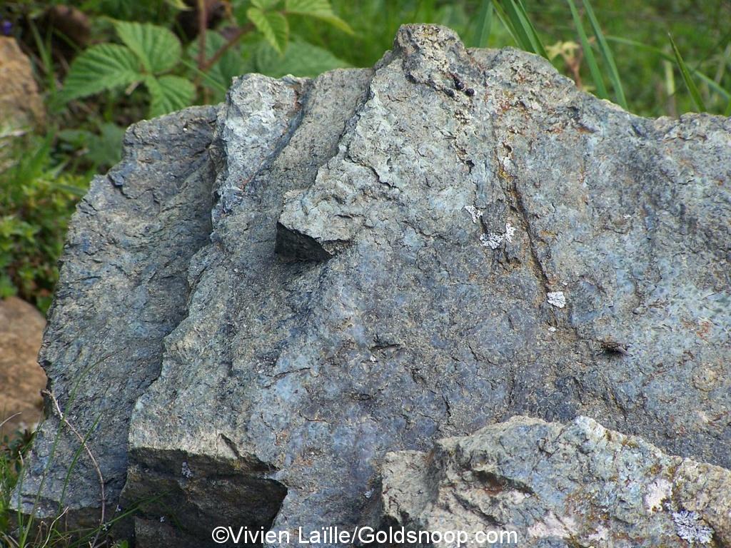 Roche de type Lherzolite, à l'étang de Lhers, dans le Couserans, en Ariège. La Lherzolite une roche magmatique relativement rare appartient à la famille des péridotites. Cette roche magmatique est sortie de la croûte terrestre lors de la formation des Pyrénées. Bloc de lherzolite à l'étang de Lers en Ariège. - Source : Wikipédia - Photo : Asabengurtza