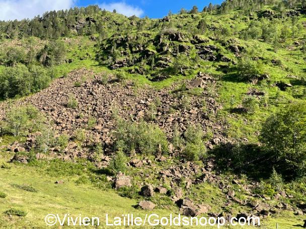 Blocs de Lherzolite agglomérés en éboulis, sur le flanc de la montagne, à proximité de l'étant de Lers.