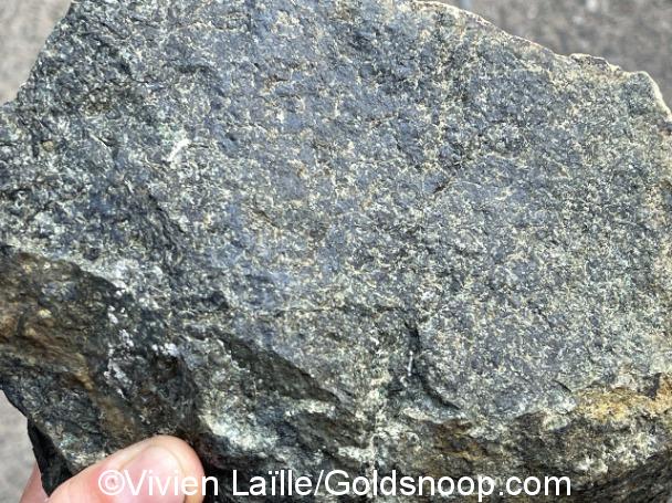 Cette roche à texture grenue est composée de 40 à 90 % d'olivine, accompagnée d'orthopyroxène.
