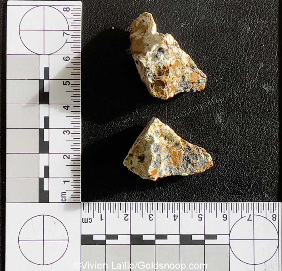 Calcite minéralisée avec des sulfures métallifères de pyrite grise et de chalcopyrite.