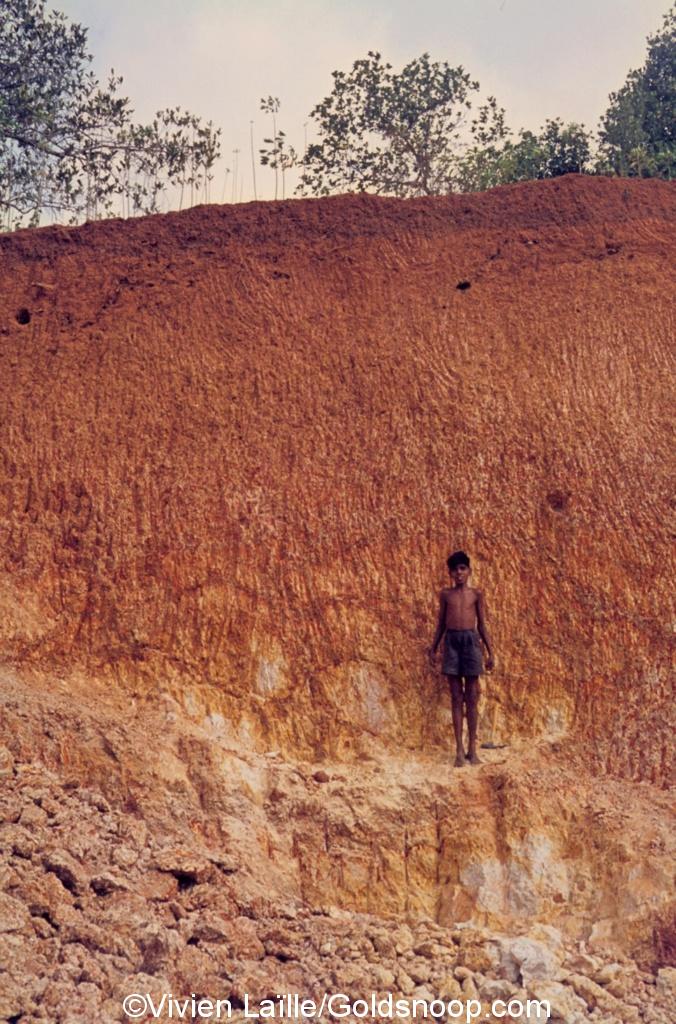 Laterite formation on gneiss. C 009